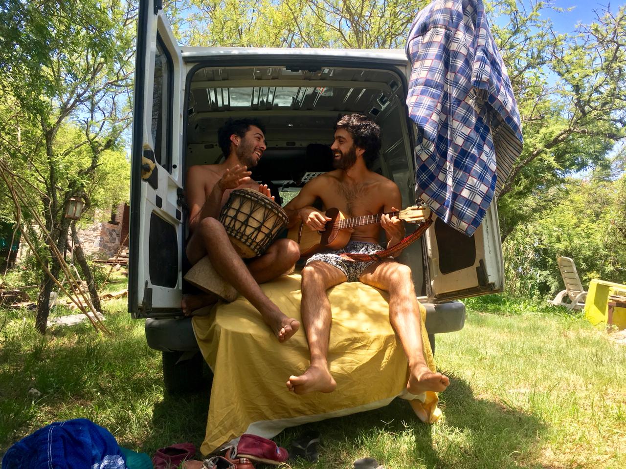 Los Bichunos, dúo serrano, tocando en las sierras de Capilla del Monte